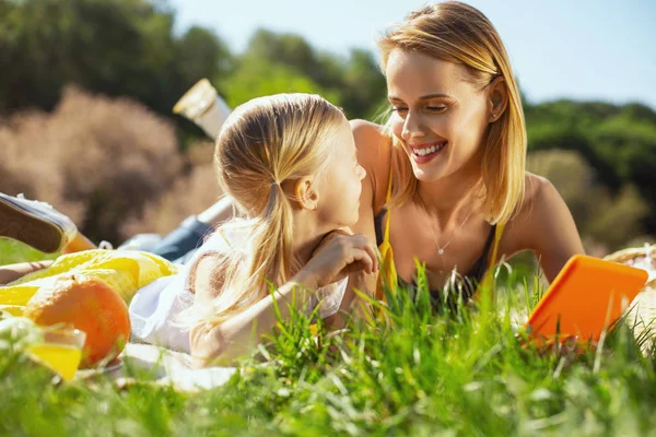 Inspirado mãe e filha passar o tempo juntos — Fotografia de Stock