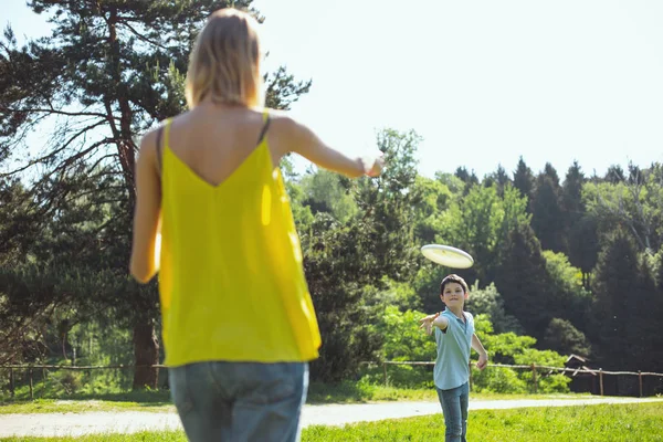 Madre cariñosa jugando con su hijo — Foto de Stock