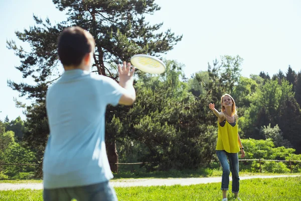 Mère joyeuse jouant avec son fils — Photo