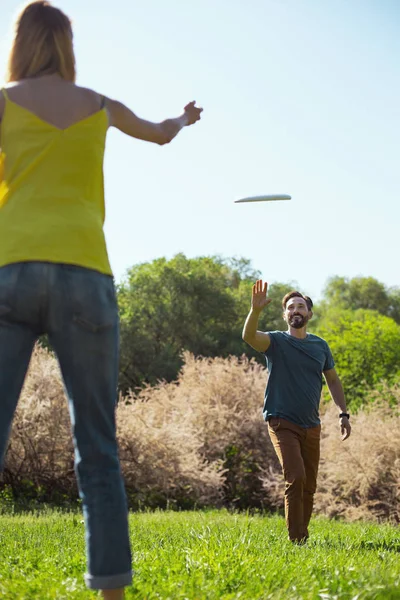 Marido contento jugando con su esposa — Foto de Stock