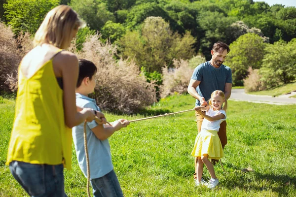 Famiglia felice giocare un gioco nel parco — Foto Stock