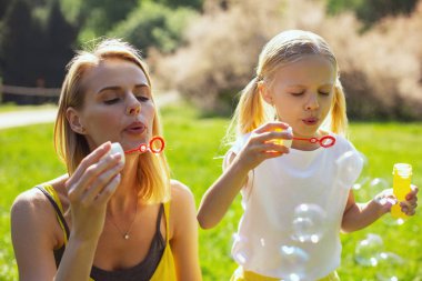 Konsantre anne üfleme kabarcıklar kızı kalmamak
