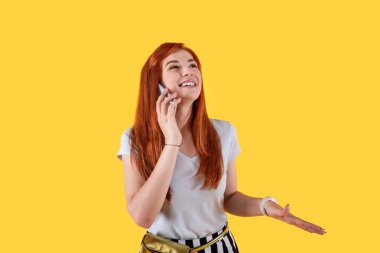 Neşeli pozitif kadın arkadaşıyla söz