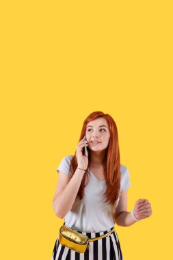 Hoş çekici kadın arama yapma