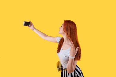 Fotoğraf çekme memnun güzel teen