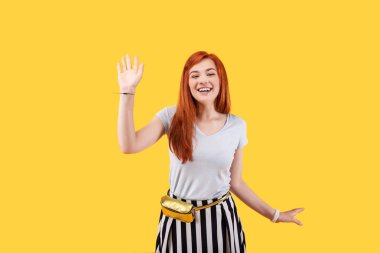 Gülümseyen mutlu mutlu kadın