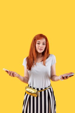 Pozitif kırmızı saçlı kadın sana bakmak