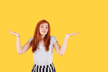 Ne yapmak gerekir. Ne yapacağımı bilmeden süre onun omuzlarında shrugging güzel kırmızı saçlı kadın