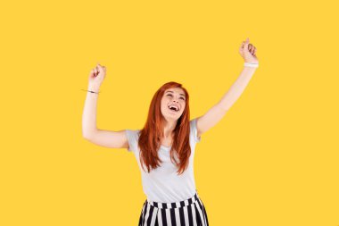 Onun mutluluğu gösterilen mutlu neşeli kadın