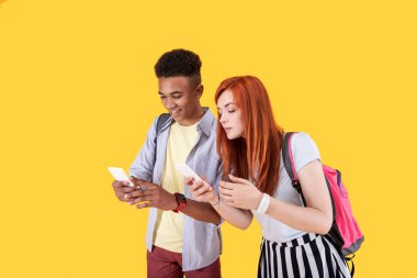 Pozitif güzel çift onların araçları kullanma