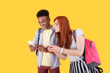 Sevgilisi duran memnun güzel kadın