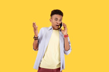 Onun arkadaşına konuşan hoş duygusal adam