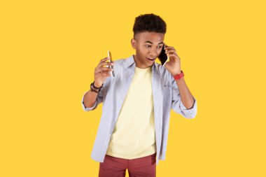 Dinliyorum. Hoş genç adam başka bir akıllı telefon elinde tutarken aramayı cevaplama