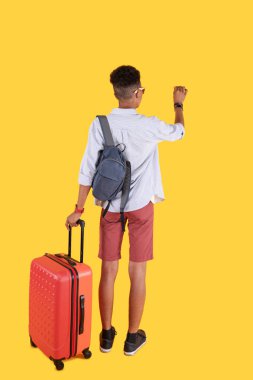 Kapıyı açmak soran genç adamla