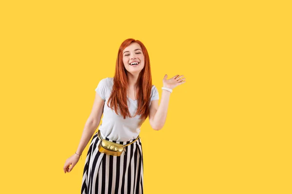 Χαρούμενη ελκυστική γυναίκα στέκεται σε κίτρινο φόντο — Φωτογραφία Αρχείου