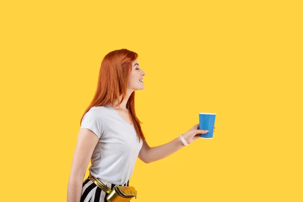 Glad ung kvinna håller en kaffekopp — Stockfoto