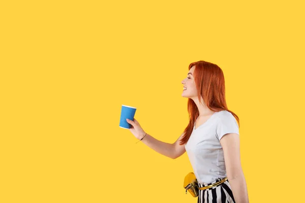 Mujer positiva alegre teniendo una taza de café en sus manos —  Fotos de Stock