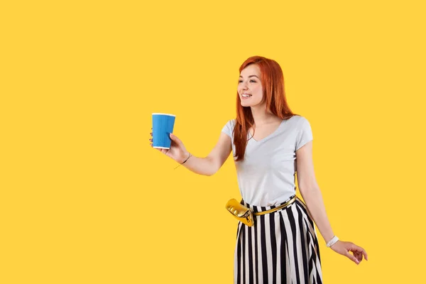 Blij optimistische vrouw stond tegen gele achtergrond — Stockfoto