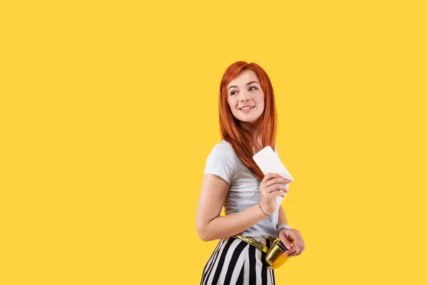 Radostné šťastné teen drží její smartphone — Stock fotografie