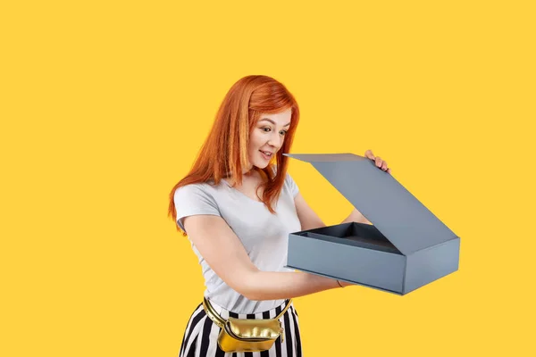 Trevliga glada kvinna som håller en låda — Stockfoto