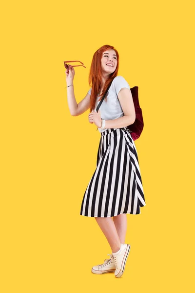 Mujer positiva encantada con una mochila — Foto de Stock