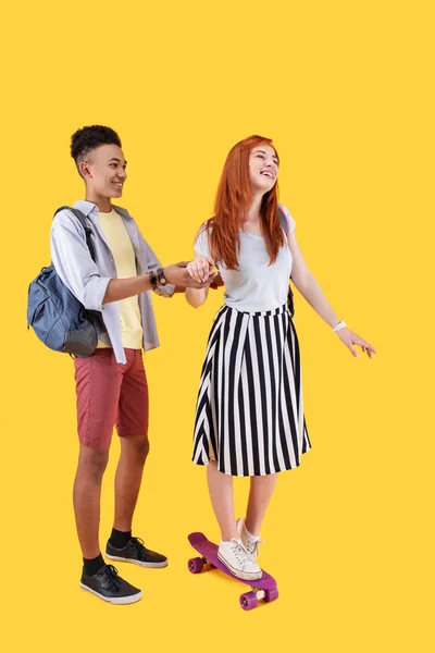 Mujer alegre agradable aprender a patinar — Foto de Stock