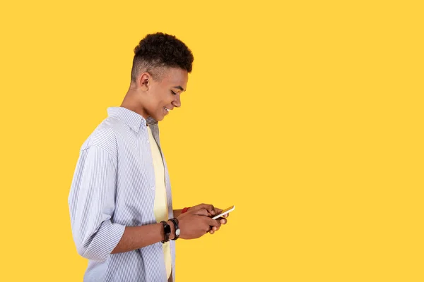 Joven alegre escribiendo un mensaje —  Fotos de Stock