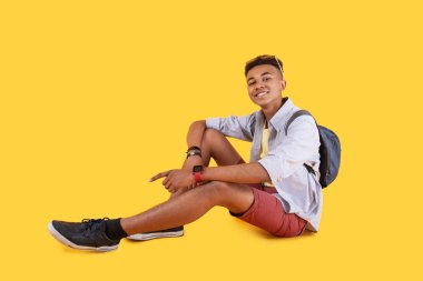 Neşeli mutlu adam size gülümseyen