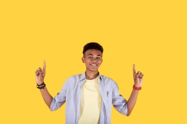 Mutlu iyi görünümlü adam onun parmaklarıyla işaret