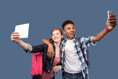 Mutlu güzel adam kız arkadaşı sarılma