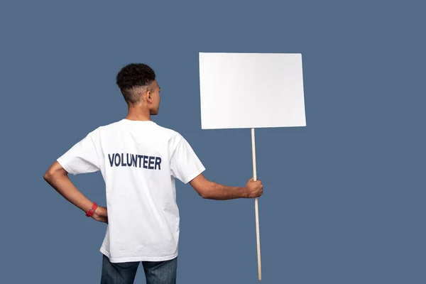 Agradable joven siendo voluntario —  Fotos de Stock