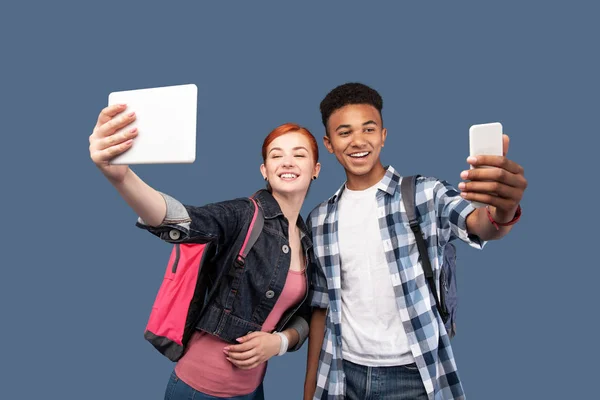 Gelukkige jonge mensen nemen selfies — Stockfoto