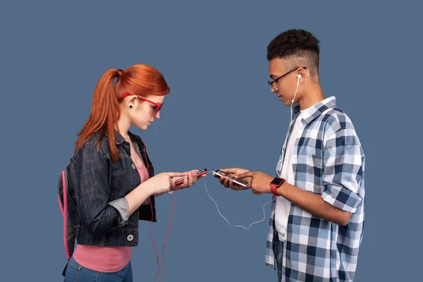 Smart nice people using their smartphones — Stock Photo, Image