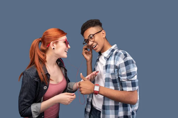 Positive young man standing together with his girlfriend — Stock Photo, Image