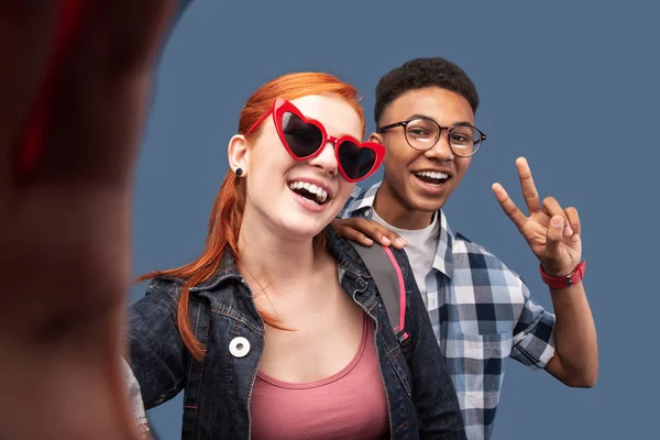 Alegre feliz mujer tomando un selfie — Foto de Stock