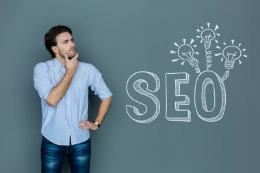 SEO ile çalışırken düşünme profesyonel metin yazarı