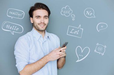 Online sohbet ederken gülümseyen yakışıklı genç öğretmen