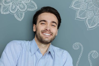 Bahçede rahatlatıcı ve gülümseyen yakışıklı adam