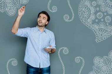 Dikkatli ressam çiçek oluşturulurken sakin seyir