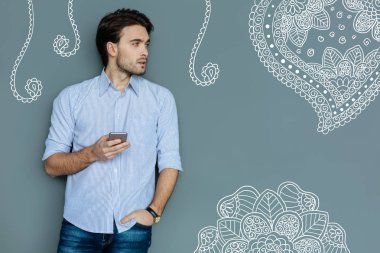 Ciddi adam meslektaşı için beklerken çatık