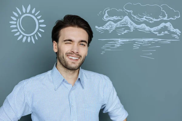 Emotional man winking and enjoying a beautiful day in a new city — Stock Photo, Image