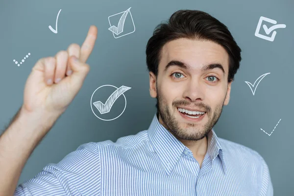 Inteligente guapo hombre consiguiendo una idea y buscando emocionado — Foto de Stock