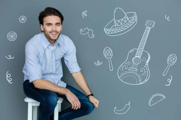 Vrolijke student glimlachend en droomt van een partij in Mexicaanse stijl — Stockfoto