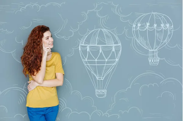 Mujer emocional sonriendo y pensando en viajar en un globo aerostático —  Fotos de Stock