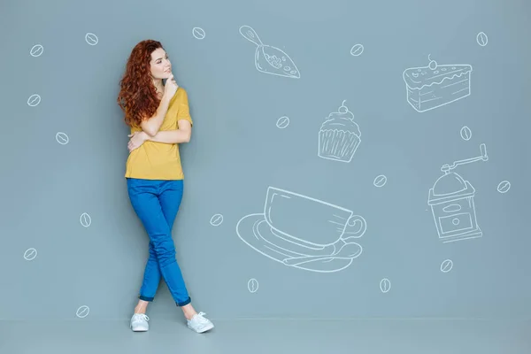 Fröhliche Studentin lächelt beim Mittagessen an der Universität — Stockfoto