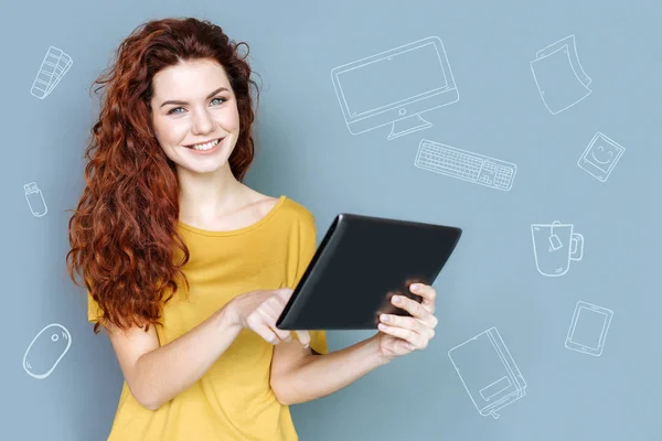 Traductor independiente sonriendo de pie con una tableta — Foto de Stock