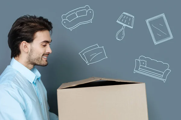 Homem emocional olhando feliz ao mover-se para um novo apartamento — Fotografia de Stock