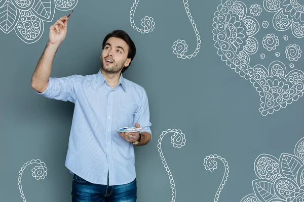 Dikkatli ressam çiçek oluşturulurken sakin seyir