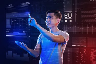 Modern cihaz ile çalışırken heyecanlı hissediyorum olumlu web geliştirici