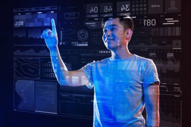 Gülümseyen ve onun iş zevk olumlu genç programcı